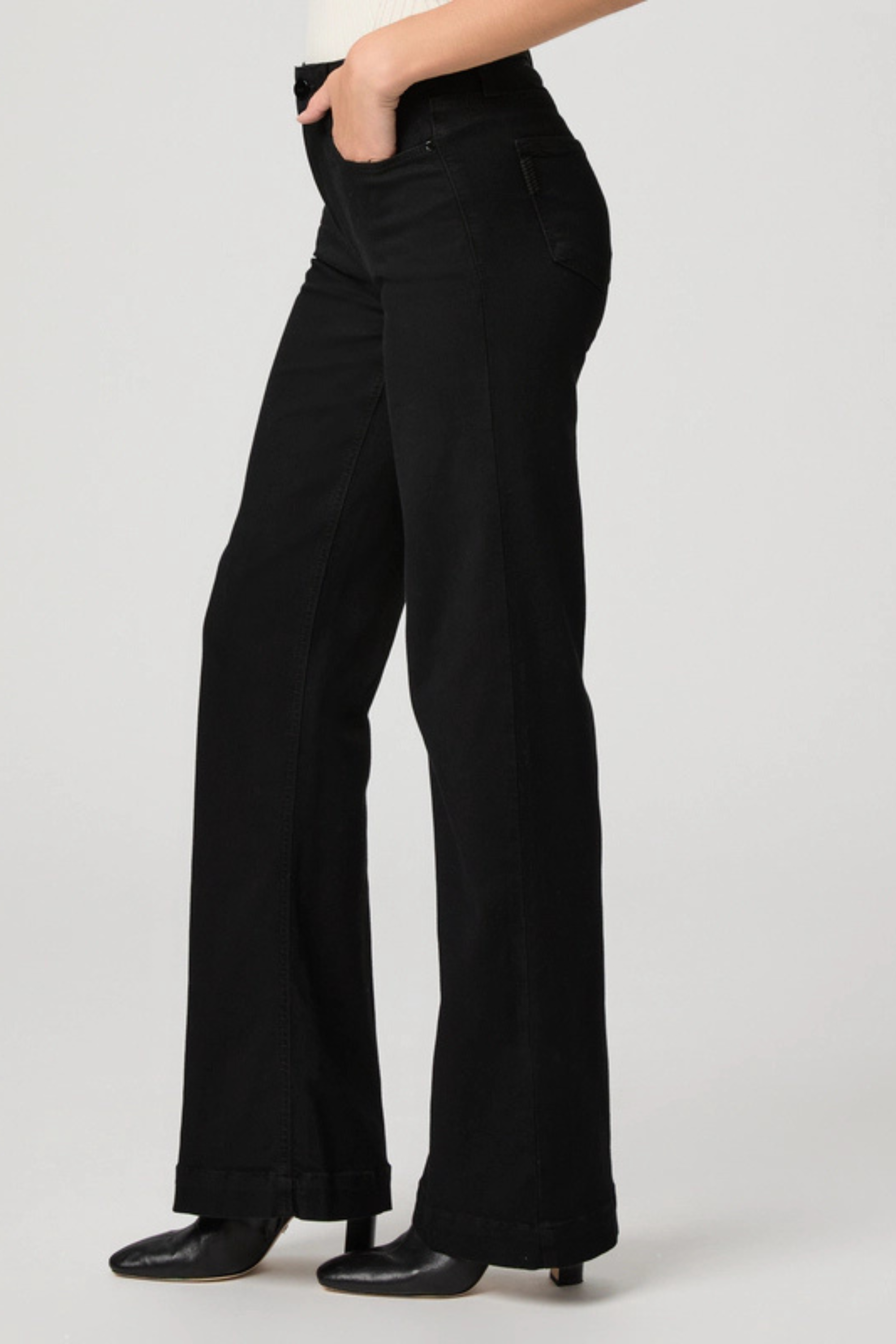 Paige Leenah 32" in Black Shadow
